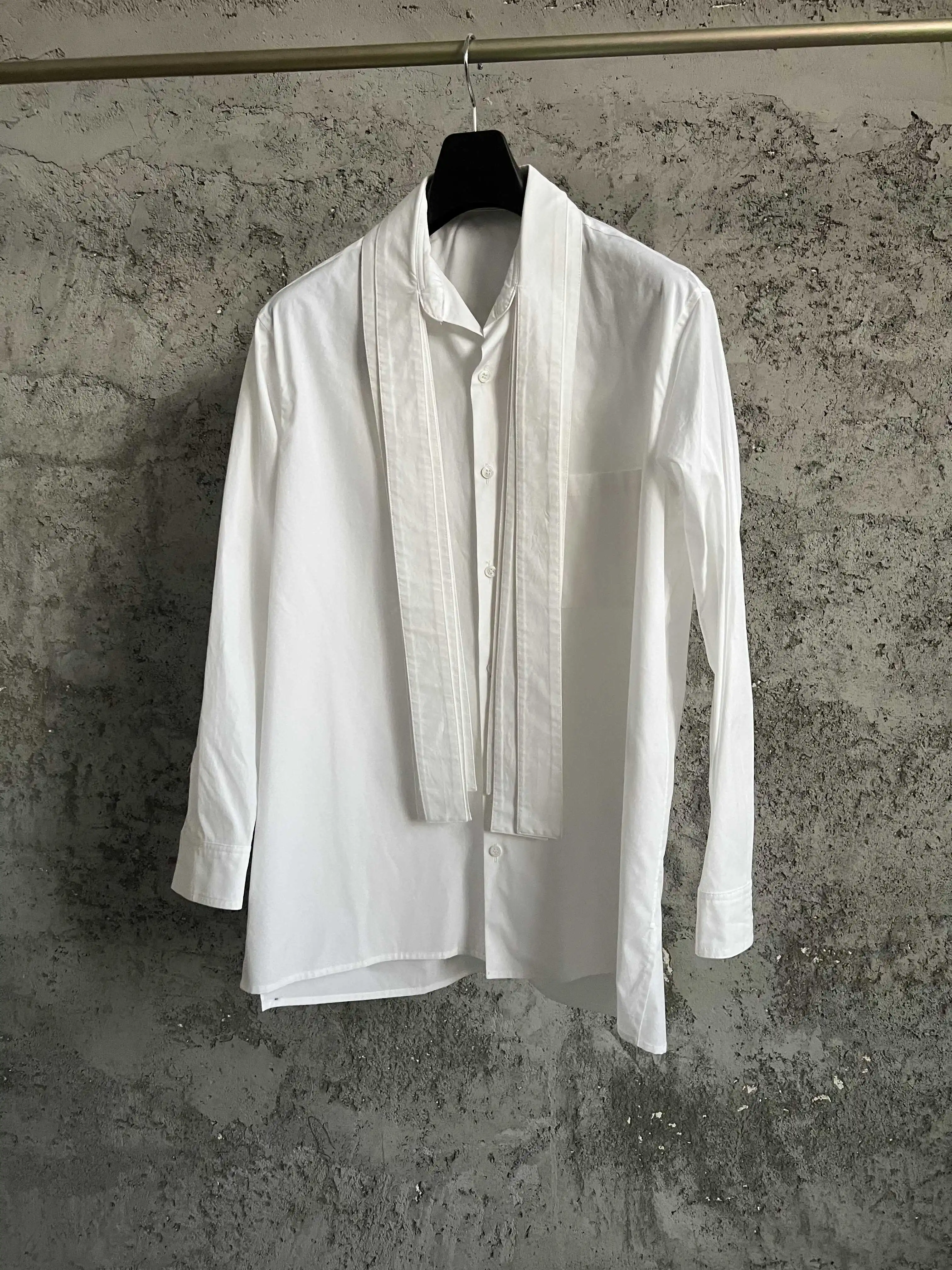 

A long-sleeved, fashionable urban shirt with a white pure cotton scarf collar