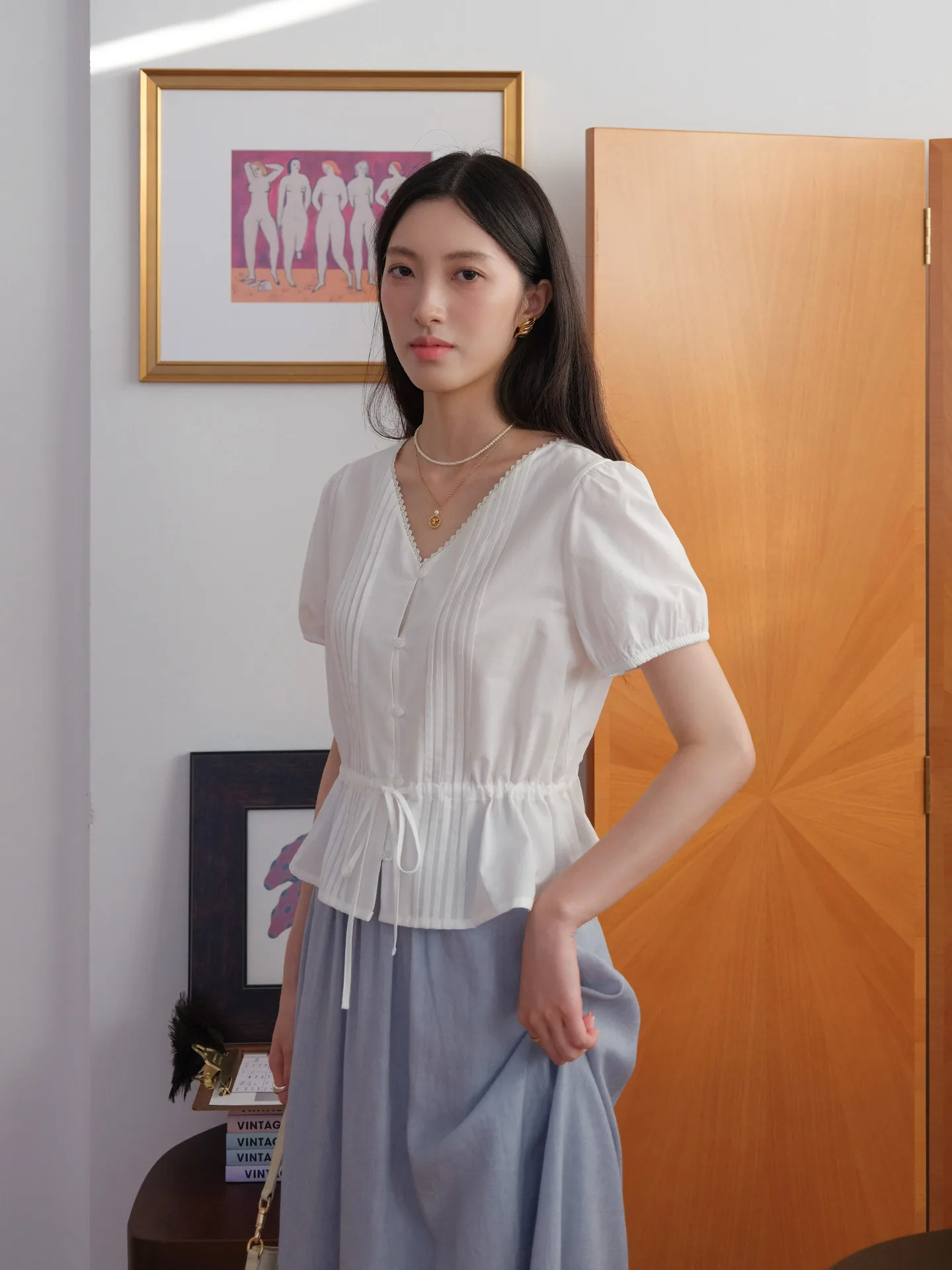 

Elegant White Short Sleeve Women's Shirt Summer 2026 New Style Retro Bubble Sleeve Cotton V-neck Comfortable Breathable