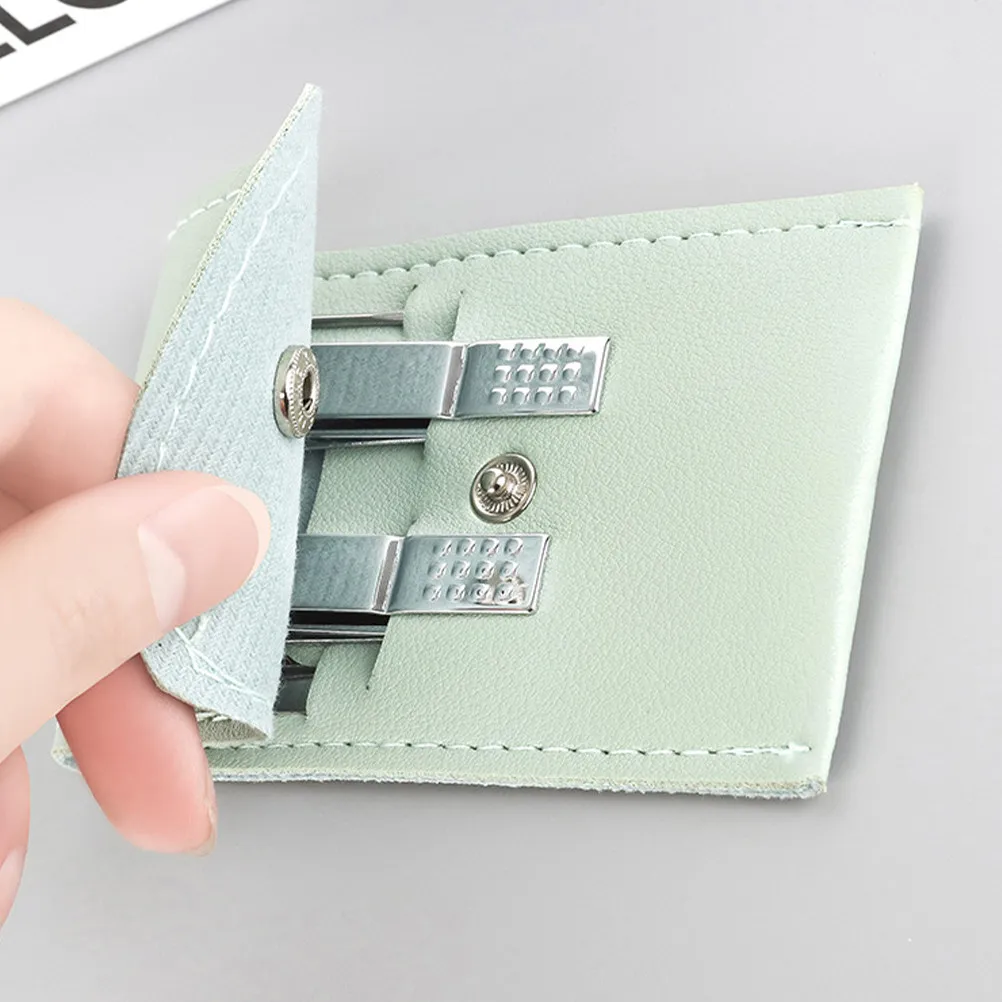 

Набор для маникюра премиум-класса из 3 предметов: кусачки для ногтей из высокоуглеродистой стали, пилка, пушер для кутикулы, футляр для хранения, дорожный набор для ухода за ногтями