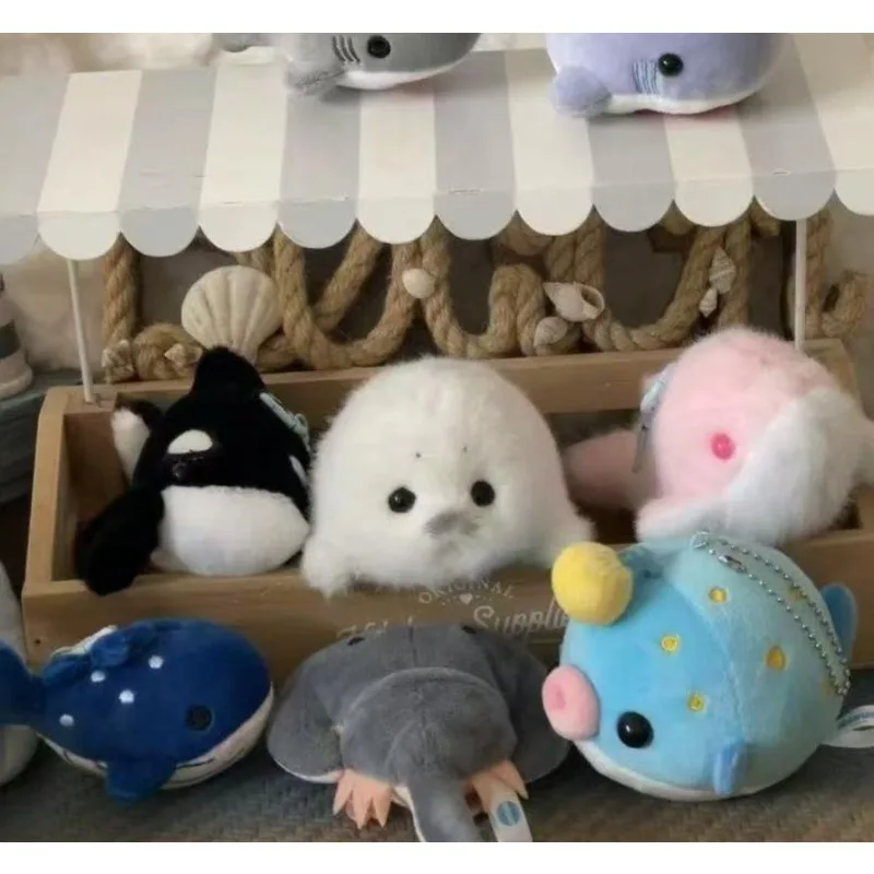 

Cute and funny plush toy hanging decoration of a seal, realistic marine animal keychain, travel souvenir gift