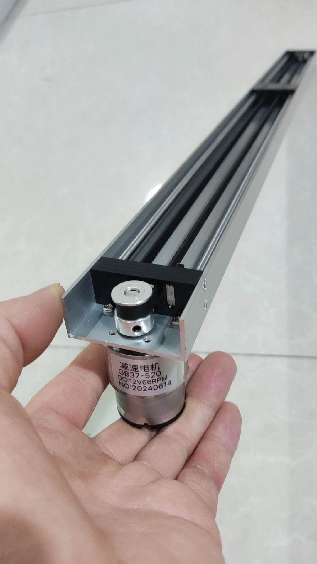 

Модуль линейного раздвижного стола двигателя замедления постоянного тока типа 520 с концевыми выключателями на обоих концах. Мотор можно установить в обоих