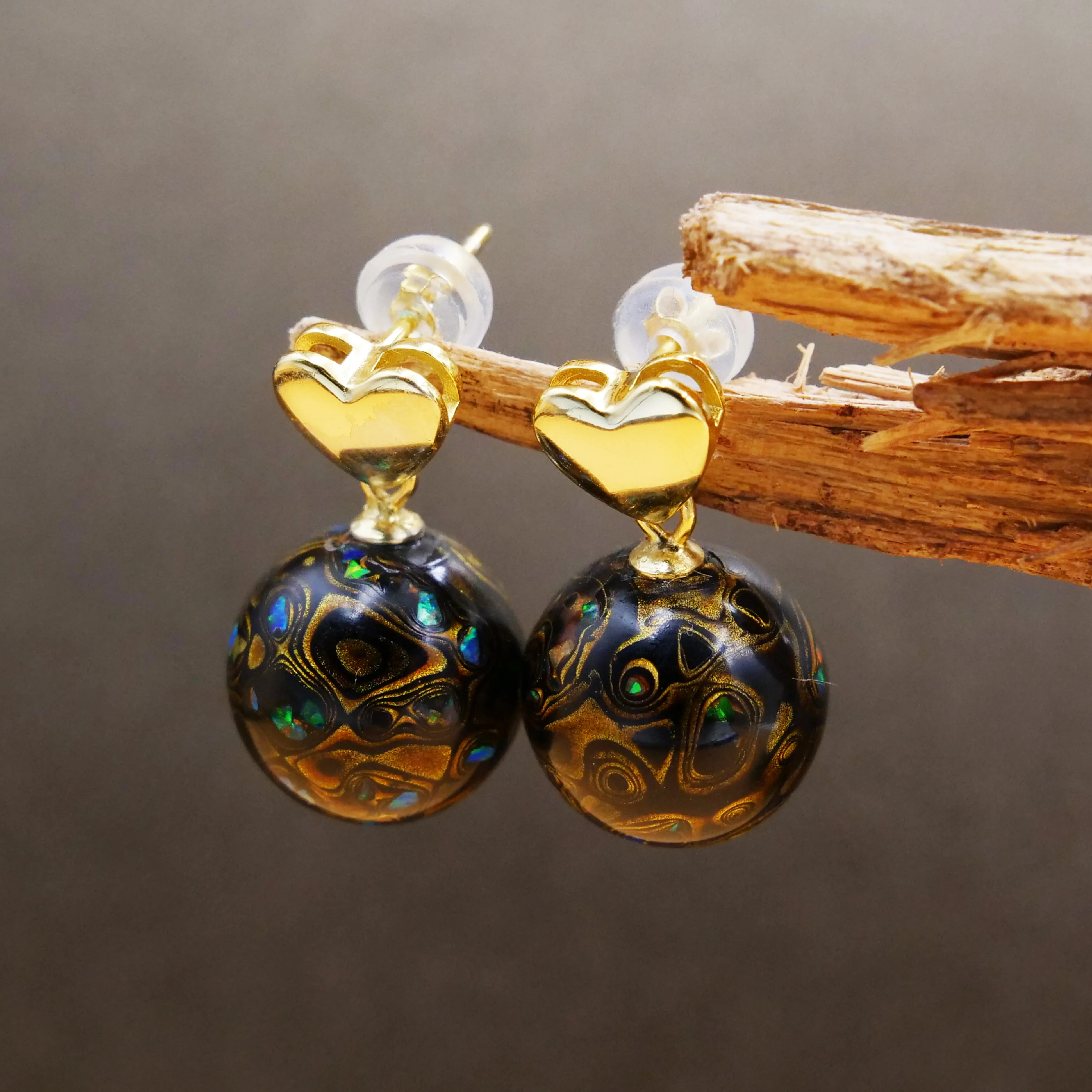 

Heart-shaped and spherical black lacquer beads earrings Gold lines surround the earrings