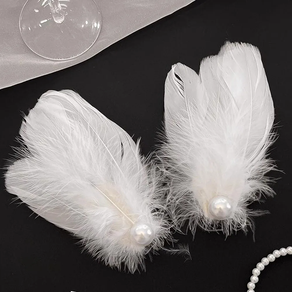 

White Ballet Feathers Paired With Pearl Decorations, Wedding Or Performance Hair Clips With Broken Bangs On The Side Hair Clip