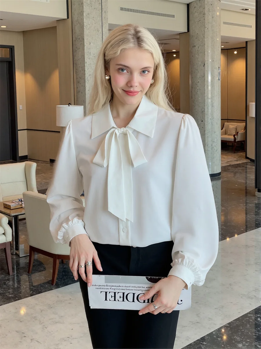 Luźne białe koszule, stylowe bluzki z długim rękawem, odzież damska, trend 2025, letni streetwear, satyna, metaliczny colorblock, nowy, dopasowany krój.