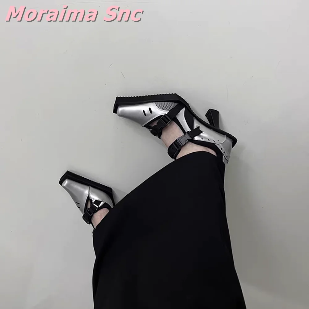 فريد حزام مشبك المرقعة مضخات الضحلة سبايك الكعوب أشار تو الانزلاق على نعل سميك موضة أحذية نسائية صيف 2026 الفضة