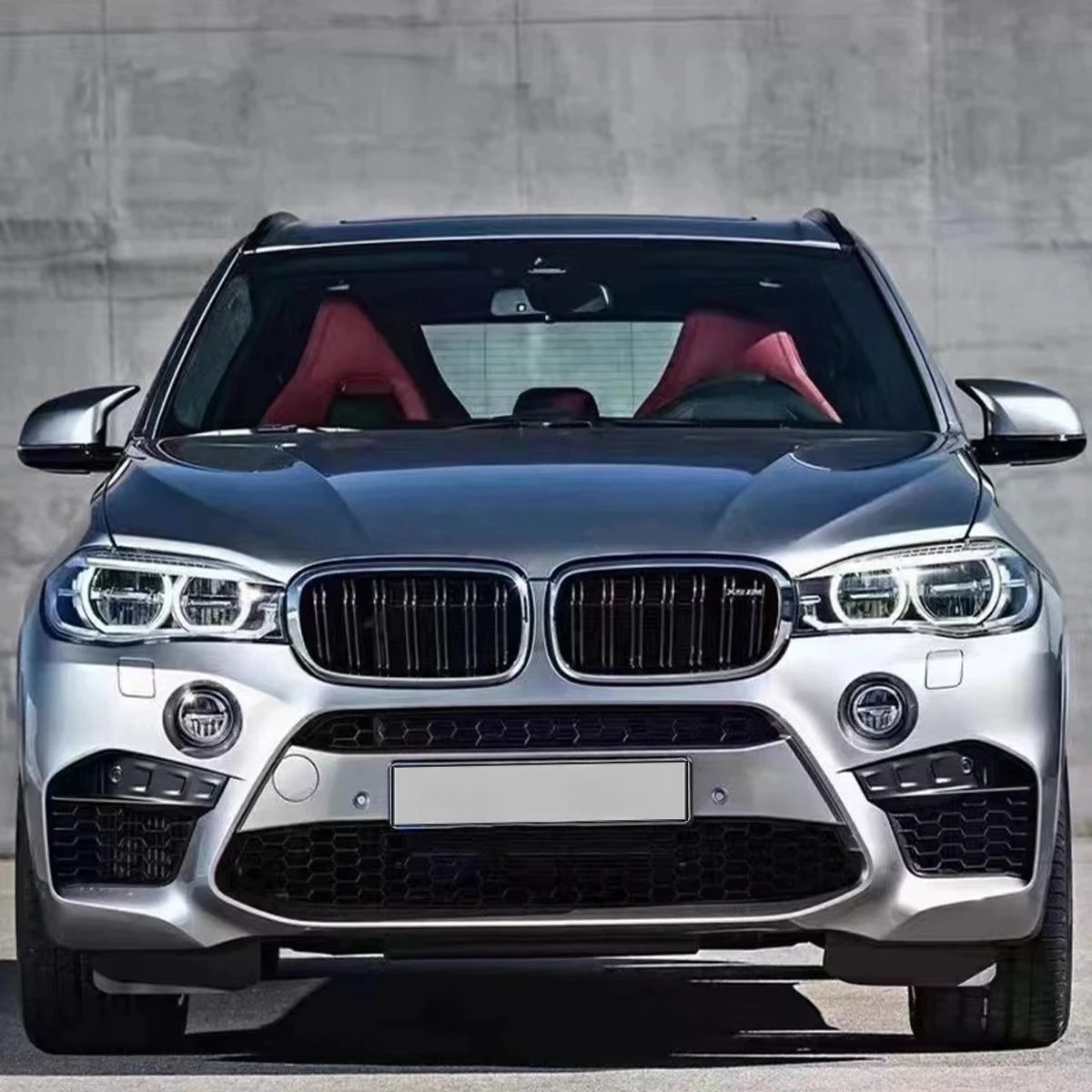 

Комплект обвесов для BMW X5 F15 2013-2018 годов (рестайлинг в X5M) с передним бампером, решетками радиатора, задним бампером и насадками на выхлопные трубы