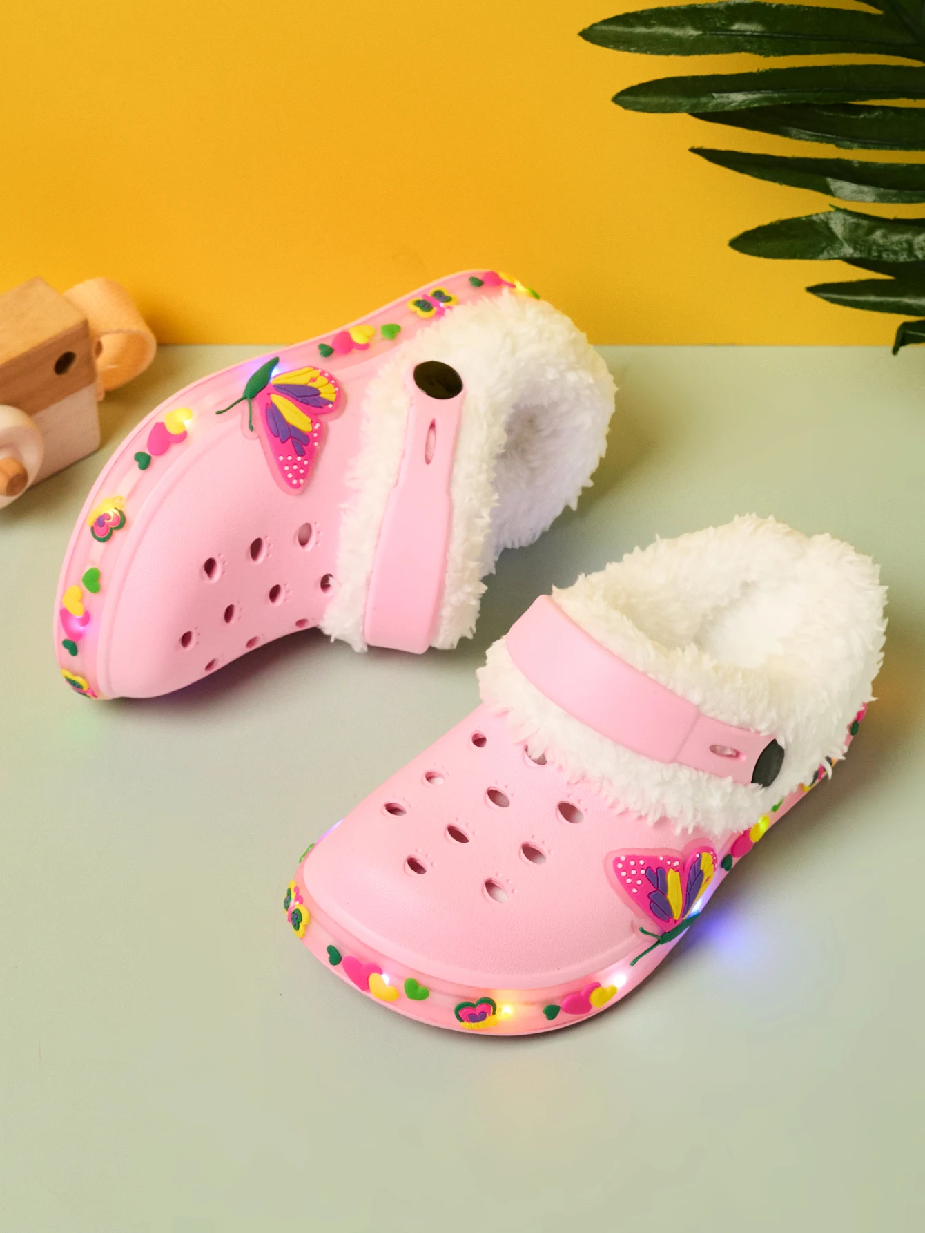 Autumn and winter fashionable, casual and comfortable home shoes for boys and girls with plush holes