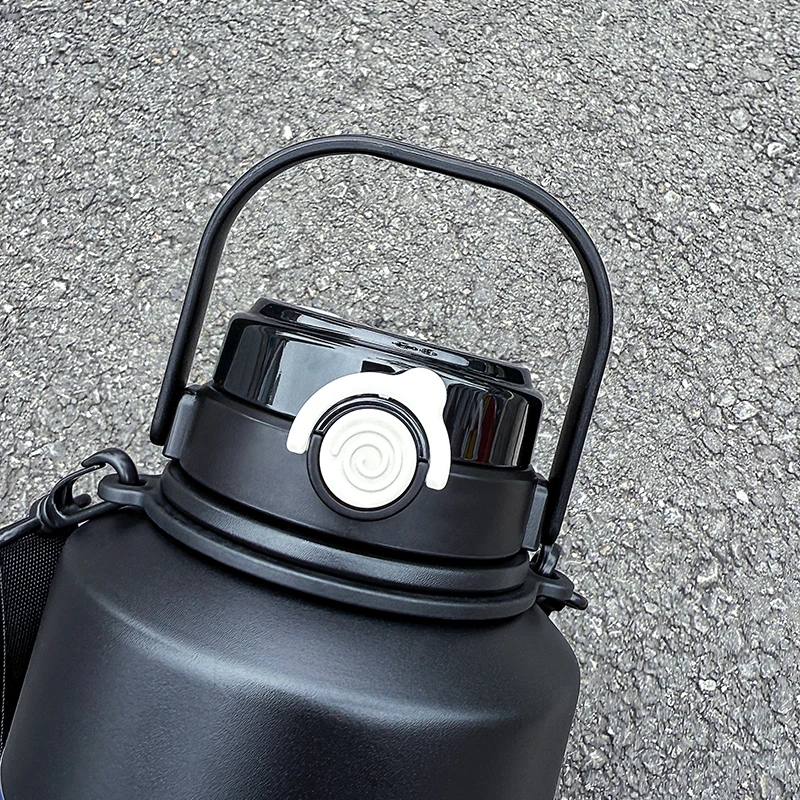 1 Stück 2000ml Eis- und Wärmeisolierter Trinkbecher, Tragbare Outdoor-Sportflasche, Einfacher und Modischer Becher – Detail 2