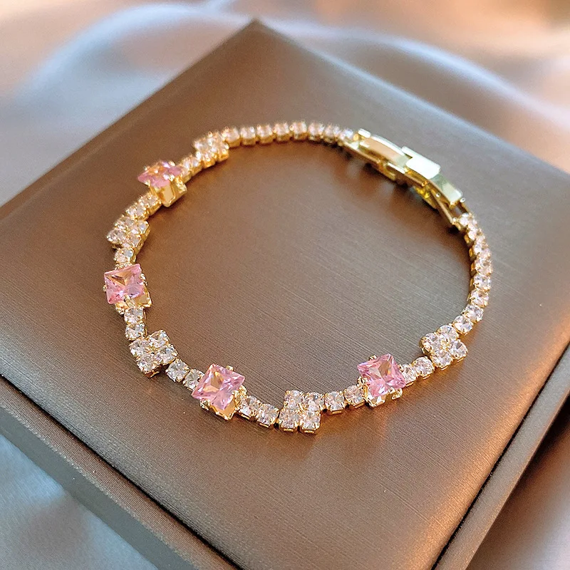 إكسسوارات مجوهرات الأزياء سوار الزركون الوردي المربع المخصص للنساء 2024 سوار كوري جديد من الفولاذ المقاوم للصدأ
