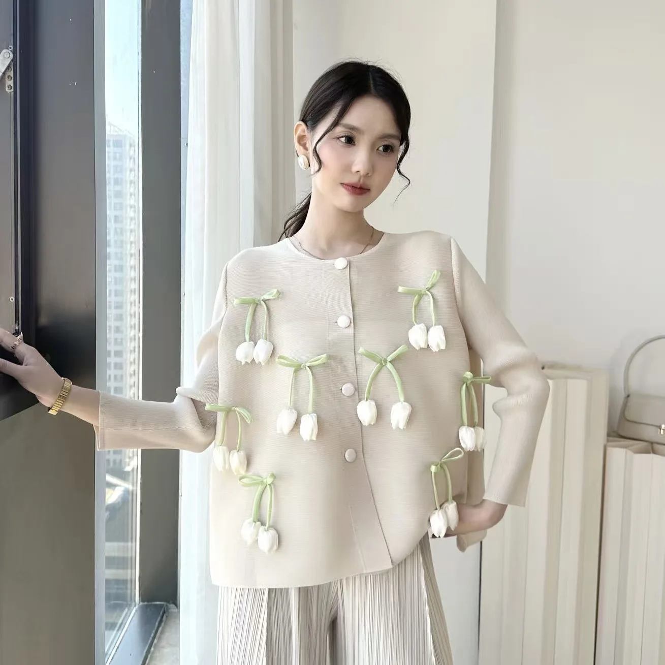 

Miyake Pleated Cherry Hanging Round Neck Single-breasted Cardigan with Loose and Fashionable Design for Women's Shirt Jacket