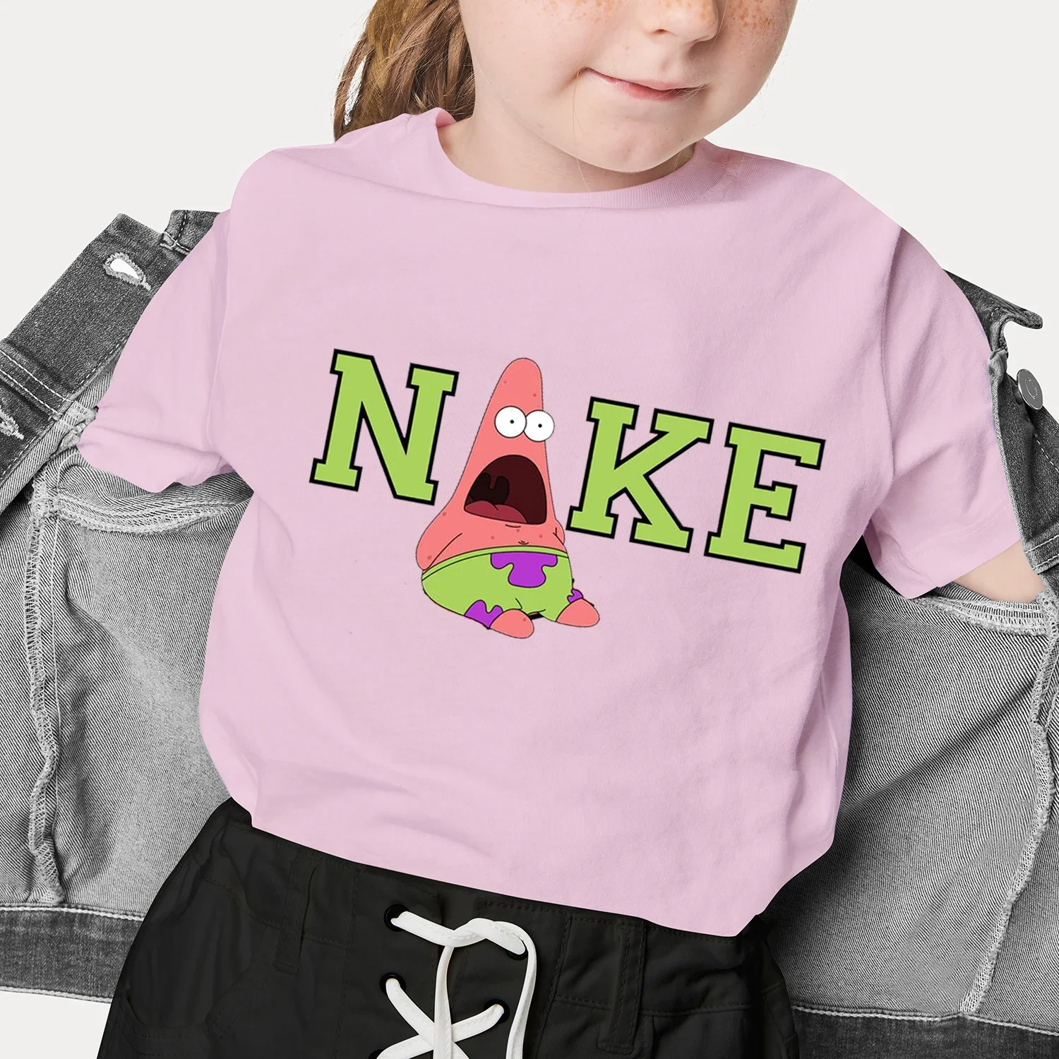 2025 مينيسو جديد 100% قطن كارتون أنيمي باتريك ستار رسالة طباعة تي شيرت موضة ملابس الشارع الشهير تي شيرت للأطفال ملابس علوية