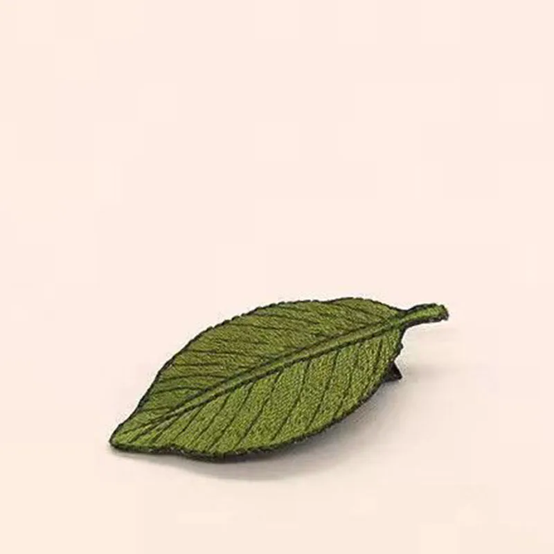 The leaf shaped hair clip is fashionable and minimalist  with a forest style hair clip and a green leaf edge clip