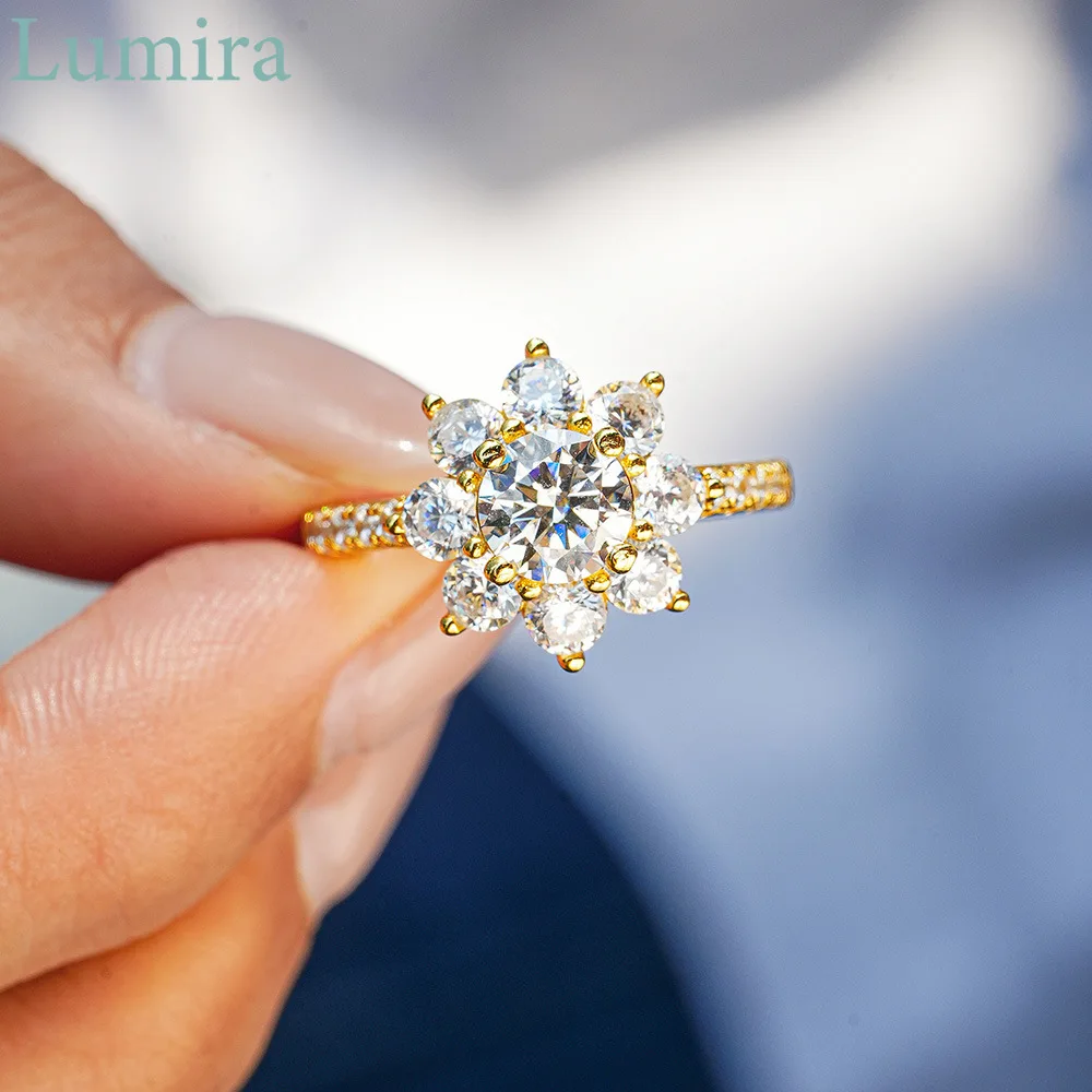 Lumira Luxury-inspired Design Sunflower 18K Gold Ring Round 1 Carat Moissanite for Women Wedding Charm Fine Jewelry Gift