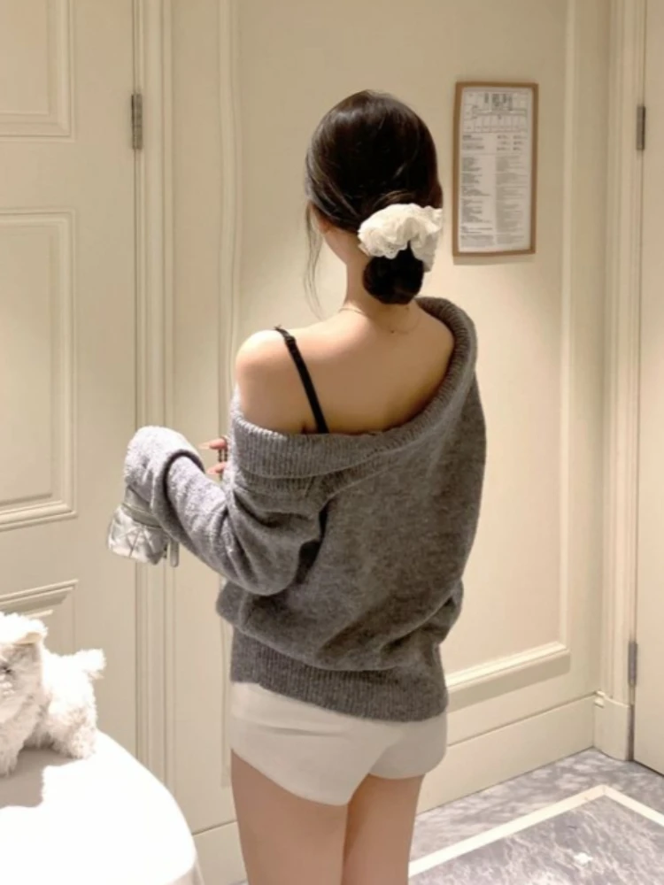 แฟชั่นฤดูใบไม้ร่วงและฤดูหนาว เสื้อฮู้ดถักไหมพรมผู้หญิงแบบใหม่ ดีไซน์หรูหรา สายเดี่ยวผูกเชือกแบบลูกไม้ สไตล์สาวฮอต เสื้อสเวตเตอร์อเนกประสงค์