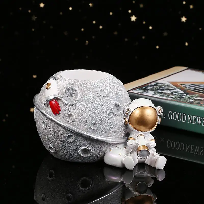 Creative Astronaut Shape Resin Pen Holders Tabletop Stationery Portable Storage Multifunctional Decorative Ornaments