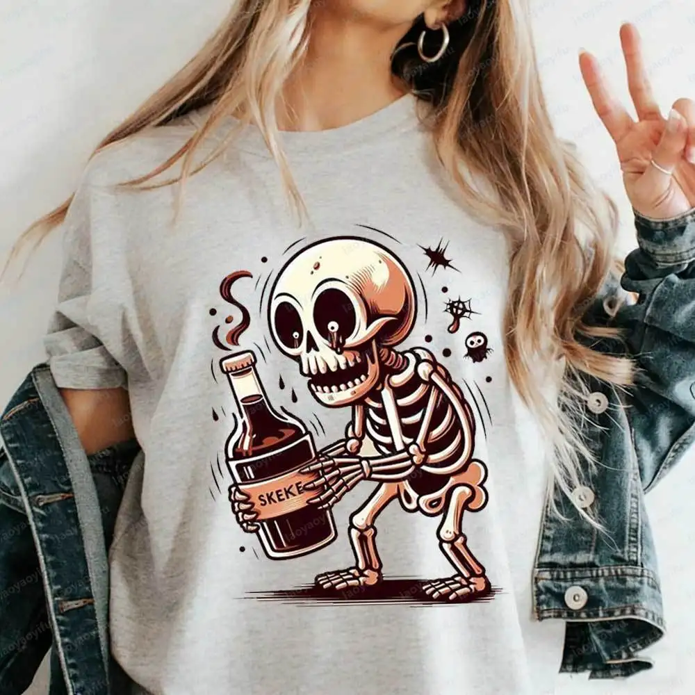 Cute Skeleton Beer Lover Shirt Funny Cartoon Skeleton with Beer Bottle T-Shirt Spooky Season Drinking Skeleton Graphic Tee Tops