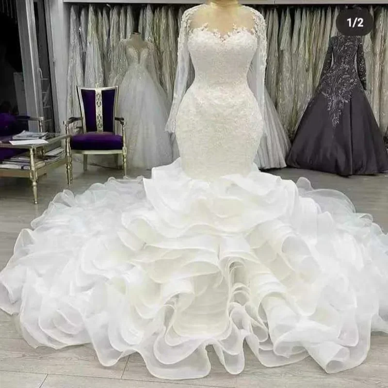Maßgeschneidertes Brautkleid mit Rundhalsausschnitt und aufwendigen Spitzenapplikationen für die Braut 2024, Plus-Size, mit Stufenrock, afrikanische Brautkleider