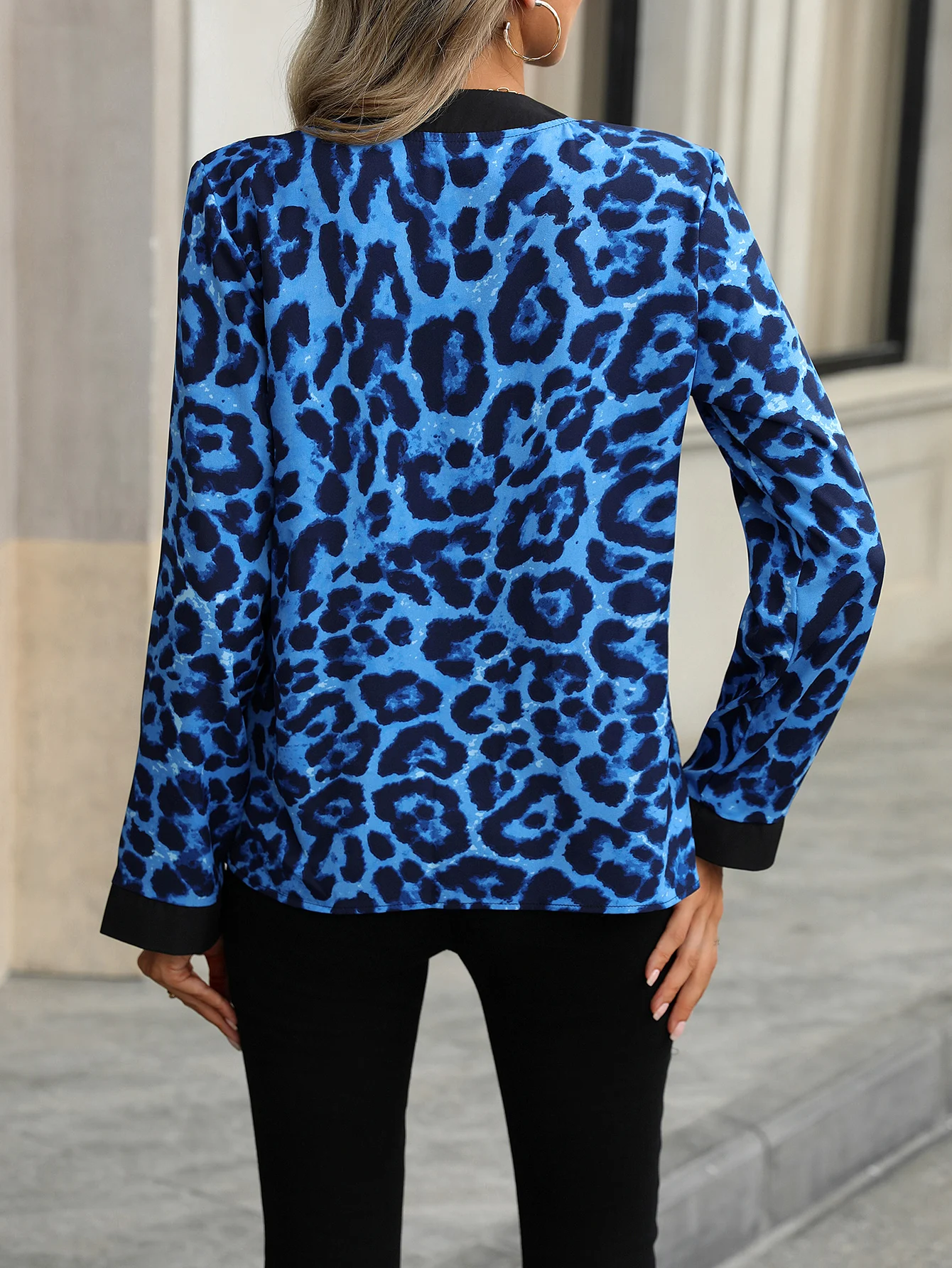 European and American women\'s fashionable and elegant V-neck contrasting leopard print shirt