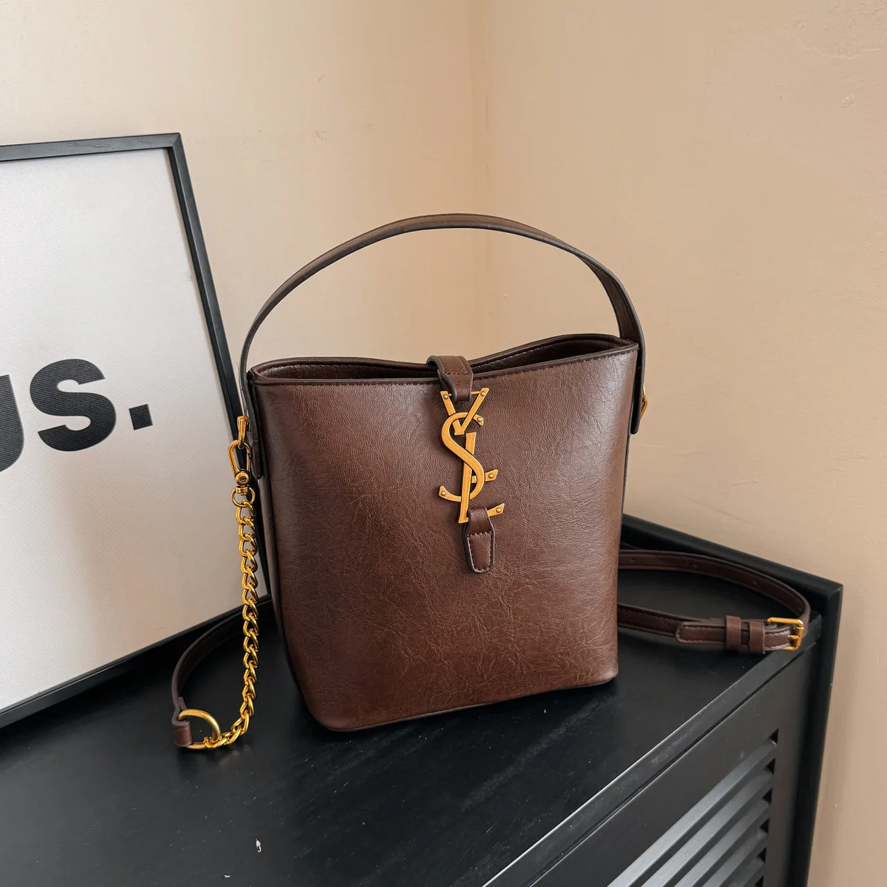 

2023 Новая женская французская роскошная магнитная сумка-ведро, слинг через плечо с буквенным принтом, большая вместительная сумка для повседневного использования, шикарная и просторная