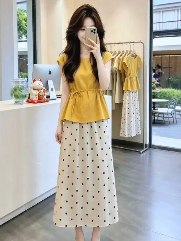 

Elegant Yellow Vest Polka Dot Halter Skirt Women's Summer 2026 New Unique Beautiful Two-Piece Set Breathable High Waist