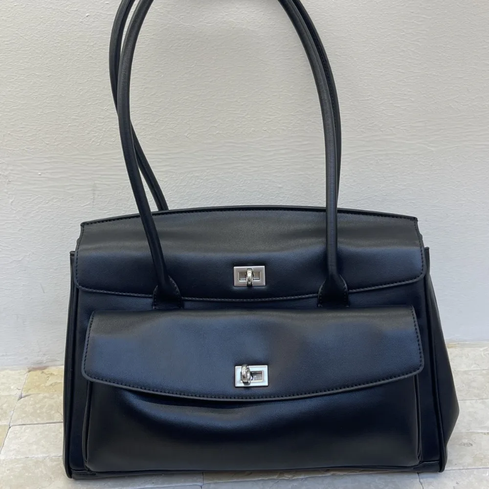

2026 New High-end Texture Fashion Shoulder Bag Large-capacity Commuter Tote Texture Unique Fashion Simple Casual Versatile