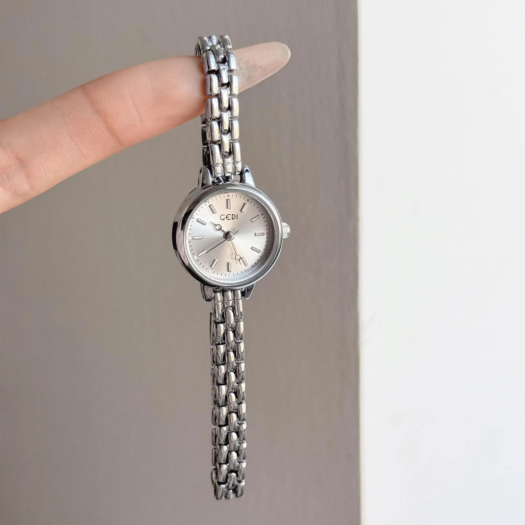 

GEDI Small Dial Women's Watch Fashion Minimalist Ladies Quartz Wristwatch Silver Stainless Steel Bracelet Watches for Daily Wear