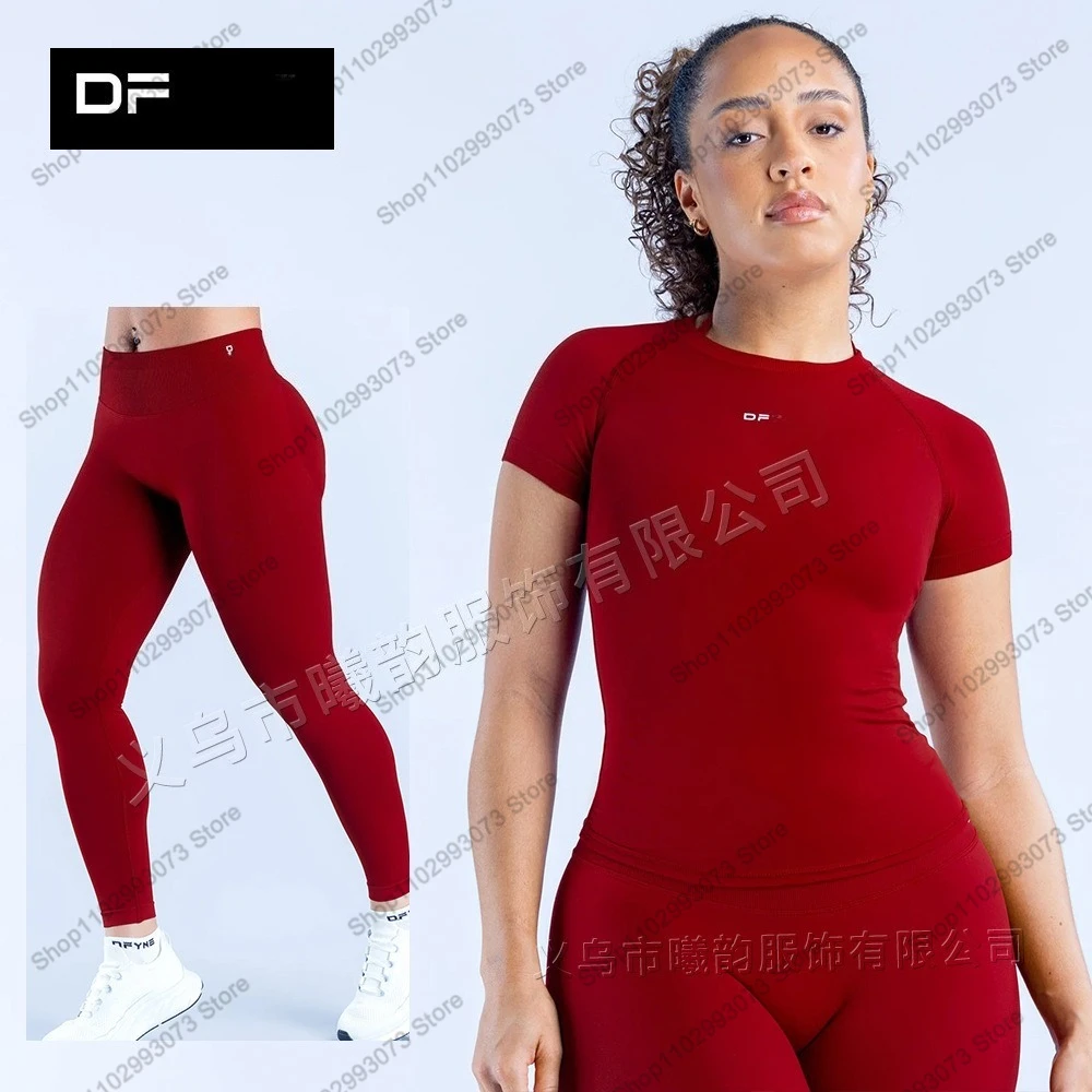 Tweedelige yogakleding voor dames, bestaande uit een top met korte mouwen en een legging/short met hoge taille, geschikt voor trainingen in de sportschool
