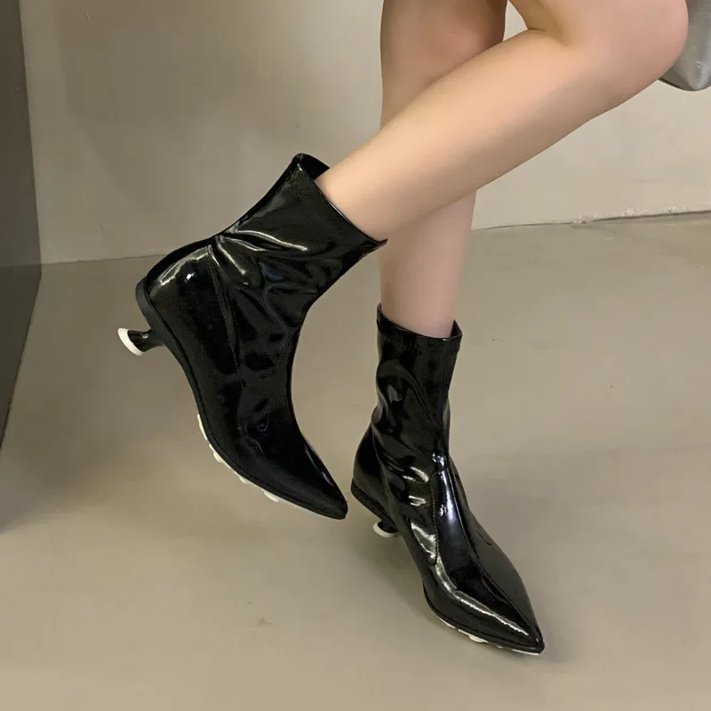 Sharp pointed short boots for women in the winter of 2025, new styles of boots that look slim, short boots that are niche, slim