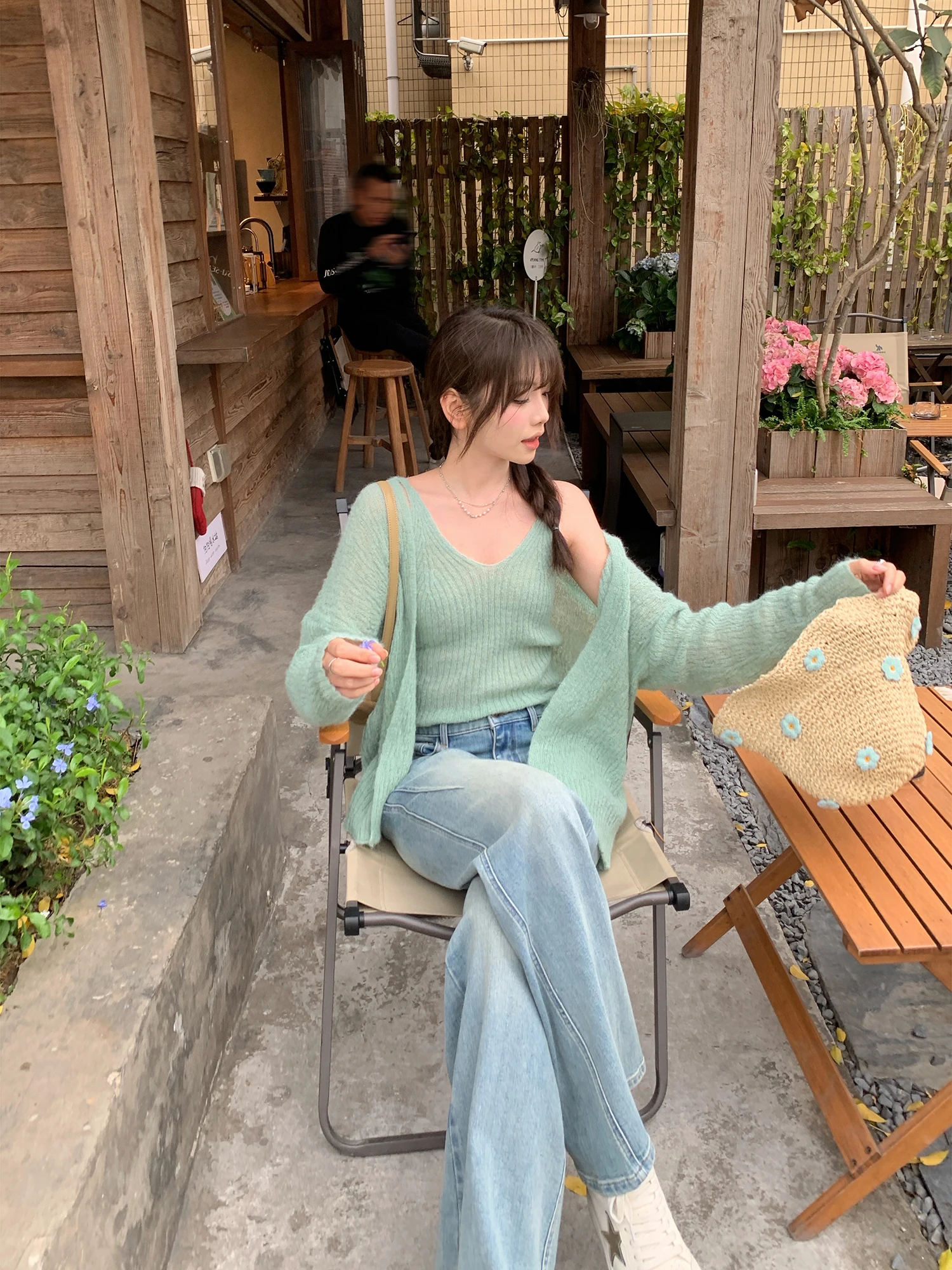 

Модный женский комплект-двойка: белый кардиган и жилет из смесового полиэстера и нейлона для повседневного образа. Весенняя коллекция.