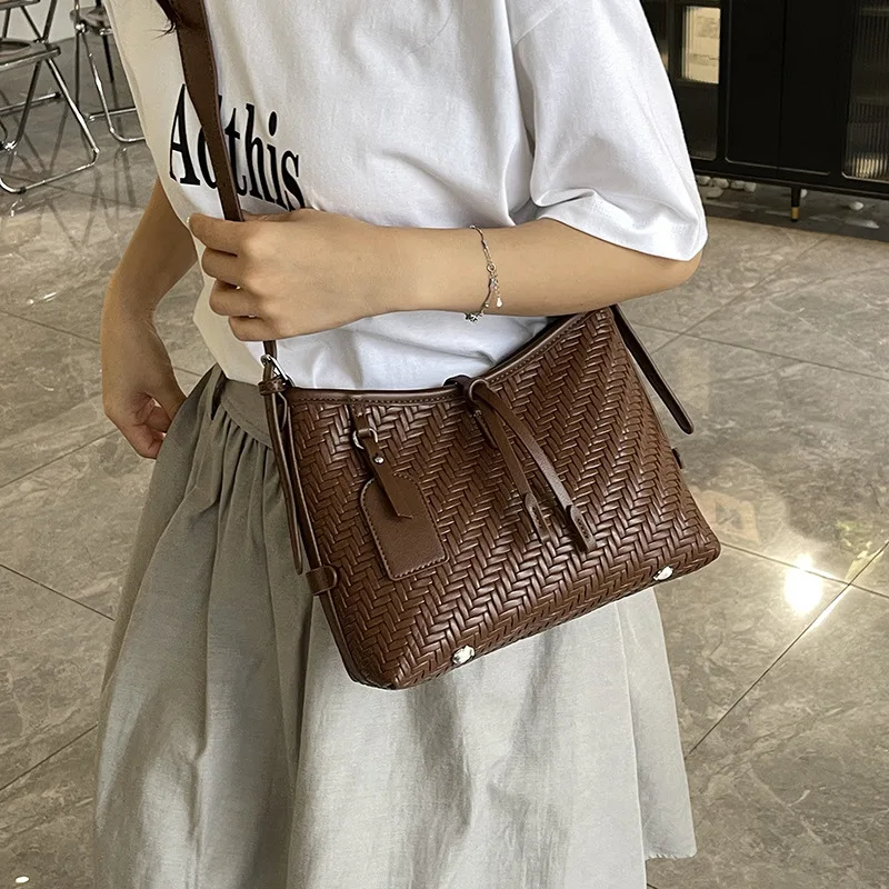 

Тканая сумка премиум-класса с нишевым дизайном, женская новинка 2025 года, простая сумка через плечо в стиле ретро, универсальная сумка-мессенджер