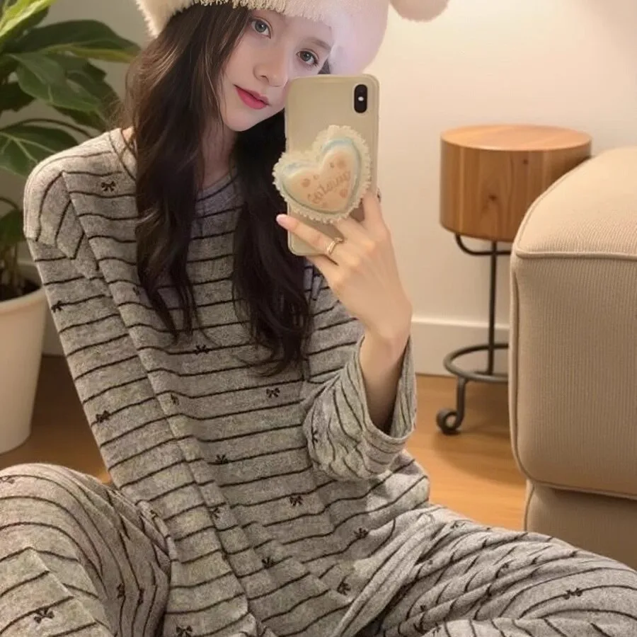 Autumn and Winter Women's Long sleeved German Velvet Pajama Home Clothing Set Striped Loose Pajama Long sleeved Pants Set