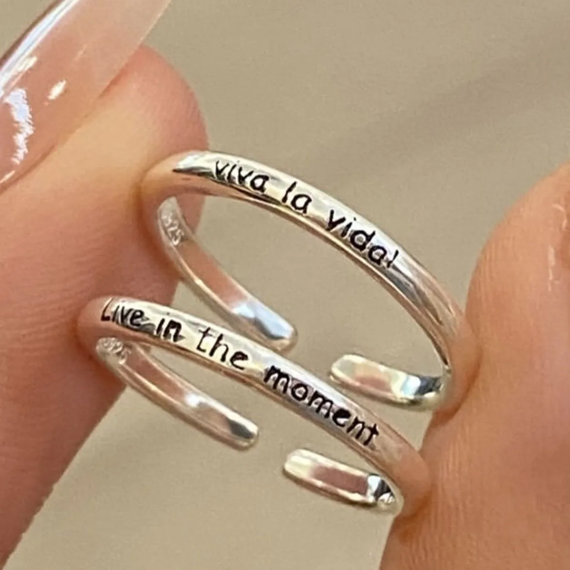 925 Sterling Silber Designer-Schmuck: Kleine, verstellbare Ringe mit Buchstaben für Damen – Luxuriöse Vintage-Accessoires und Schmuckstücke