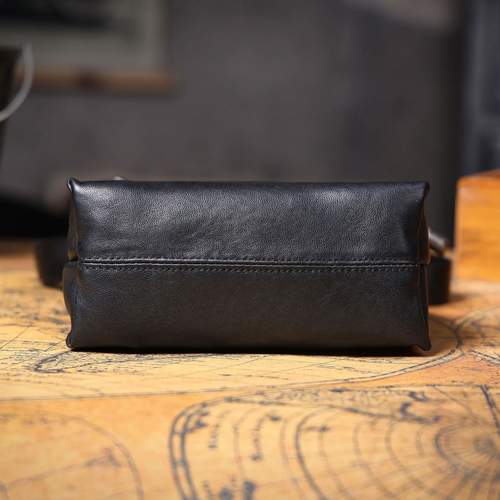 Echte Leder-Umhängetasche für Herren, Modische Brusttasche aus Rindsleder, Pflanzlich gegerbtes Leder, Unisex – Detail 12