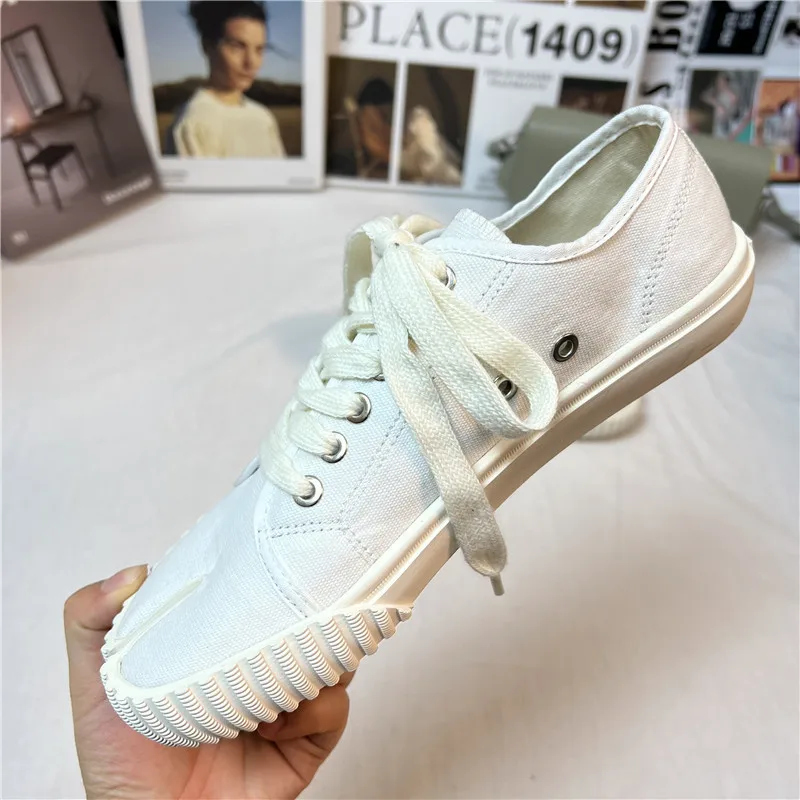 Unisex Canvas Tabi Sneakers Men’s Women’s Split Toe Flats Women Low Top Tabi Shoes Pig Hoof Shoes Woman Loafers zapatos de mujer