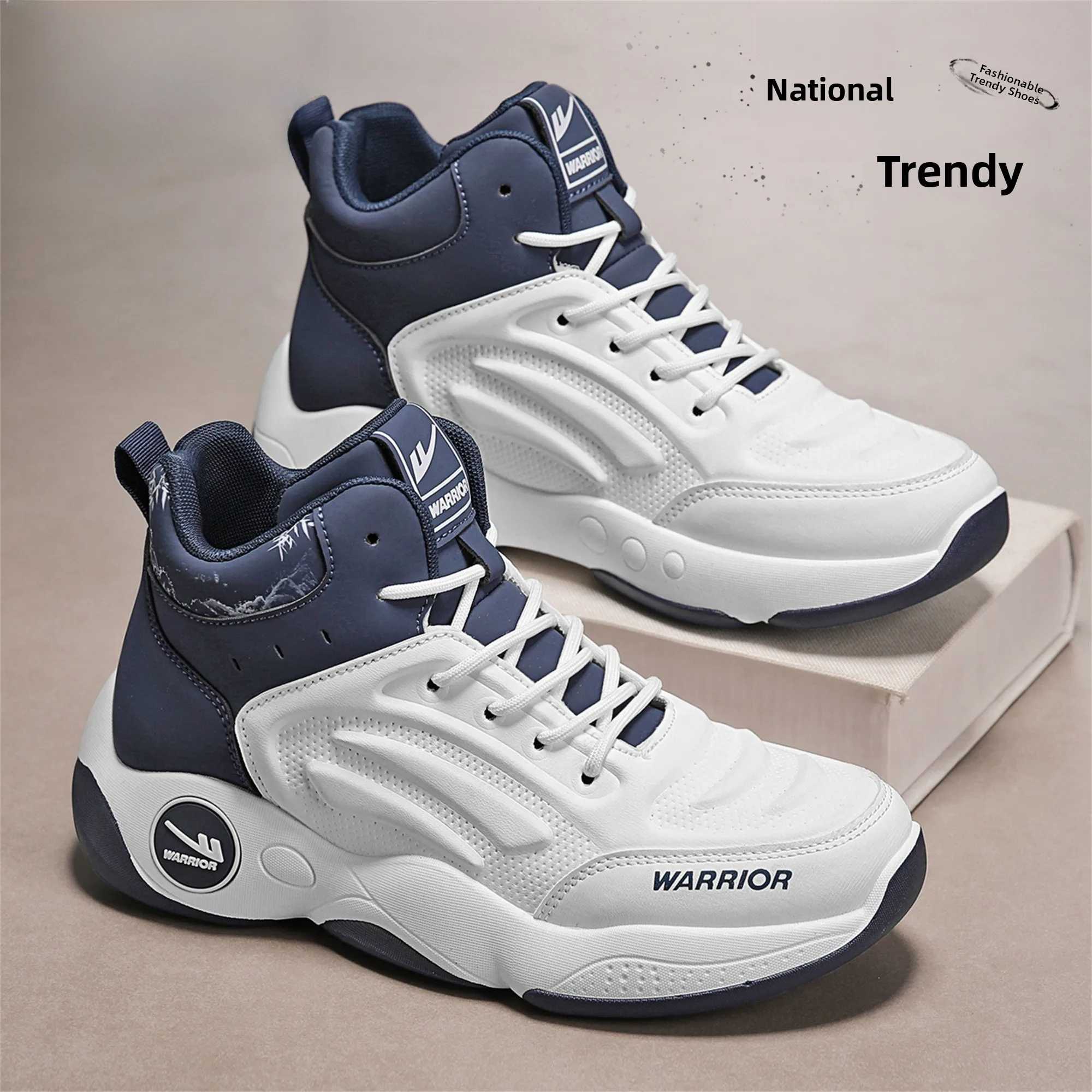 

Мужские высокие повседневные кроссовки 2025 года, новая осенняя коллекция, модель Warrior/Huiri, белые универсальные кроссовки в стиле Dad Shoes, с глубоким вырезом, синие.