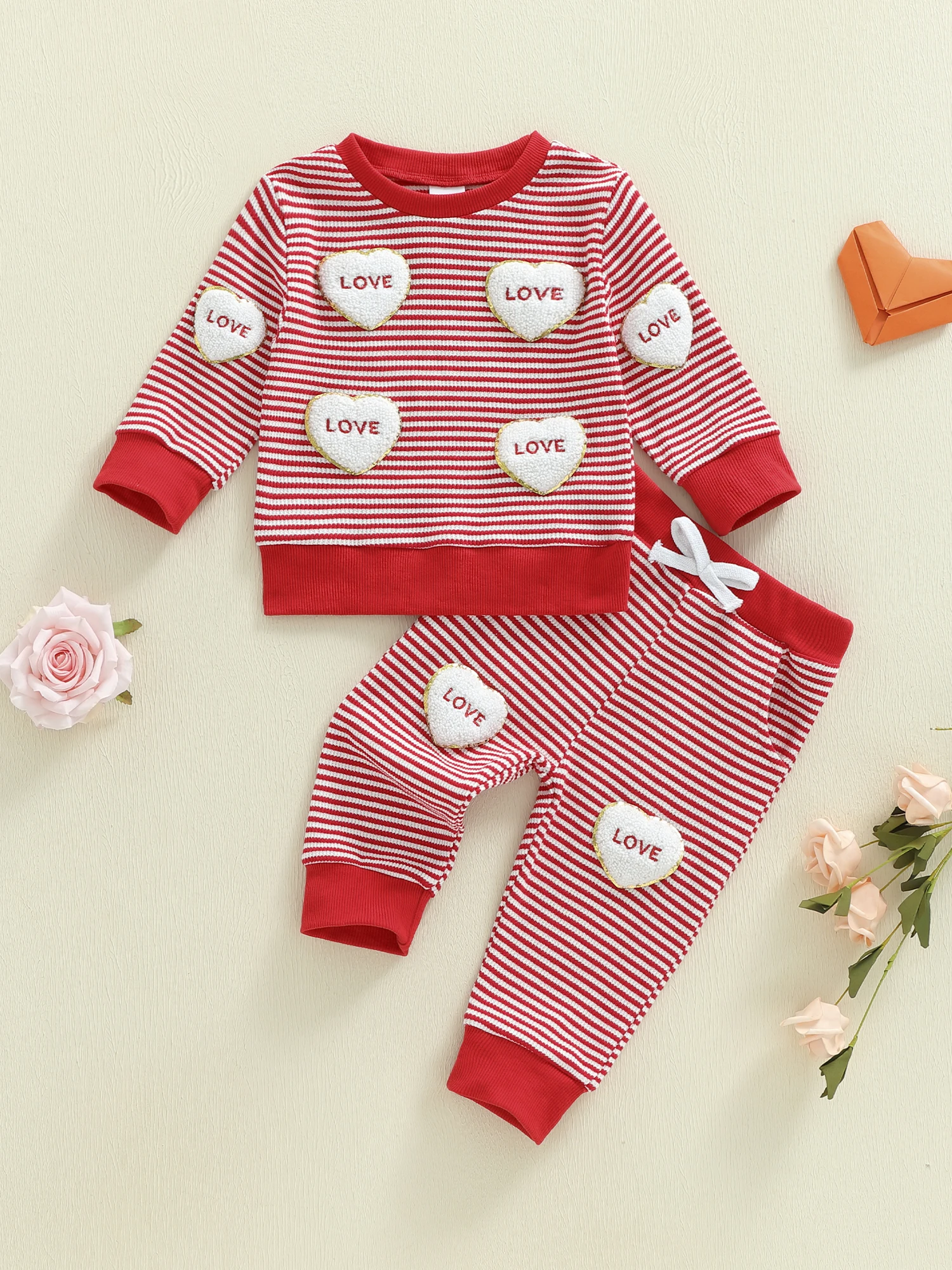 طقم ملابس للأطفال الصغار مكون من قطعتين على شكل قلب وأكمام طويلة ورقبة دائرية مخططة ومجموعة سراويل بخصر مطاطي