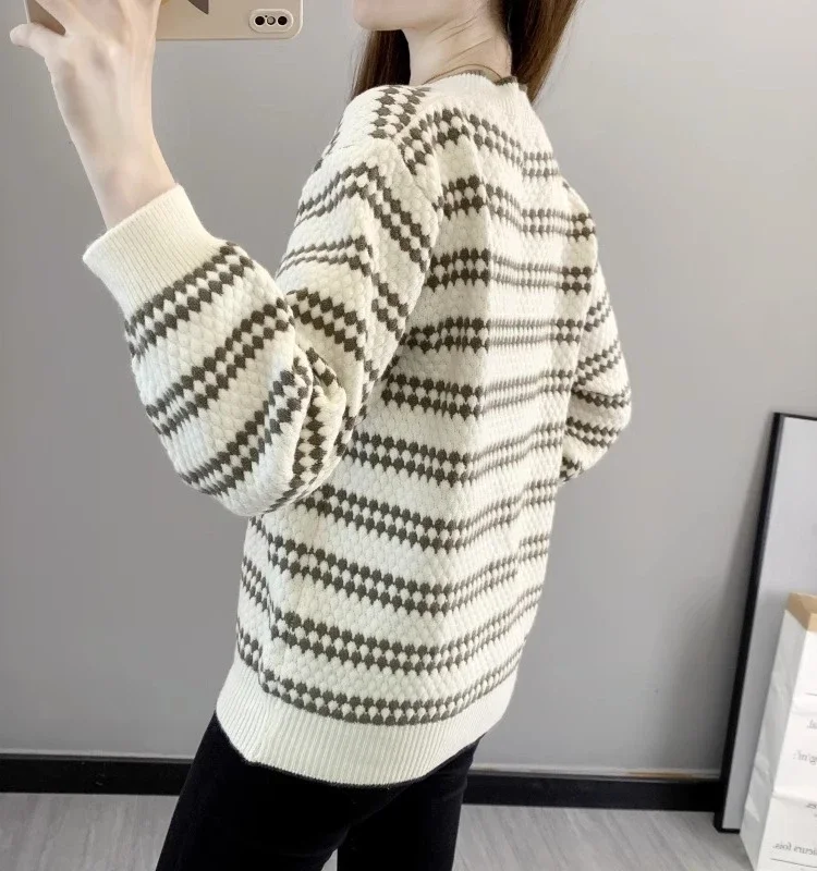 เสื้อไหมพรมถักทรงหลวม แขนยาว ลายทาง สำหรับผู้หญิง คอลเลคชั่นฤดูใบไม้ร่วง-ฤดูหนาว ปี 2025 เสื้อสเวตเตอร์คอเต่าแบบกึ่งสูง รุ่นใหม่