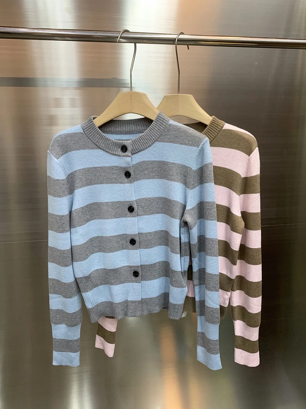

Новый осенне-зимний вязаный свитер в полоску с одной пуговицей, двухцветный, свободного кроя, для повседневной носки