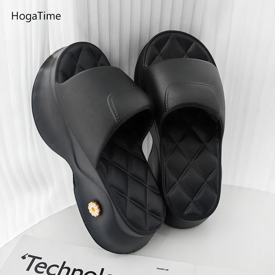 

HogaTime модные тапочки-подушки для девочек, женские шлепанцы, пляжные сандалии с мягкой толстой подошвой и цветочными подвесками