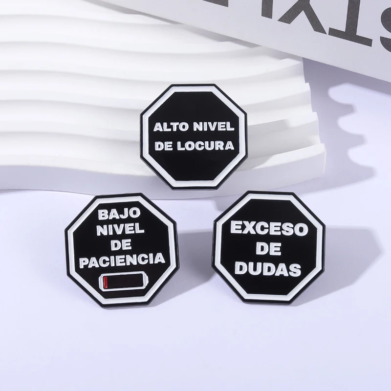 Spanish Quote Label Badge Enamel Pins BAJO NIVEL DE PACIENCIA ALTO NIVEL DE LOCURA Brooches Lapel Badge Jewelry Gift for Friends