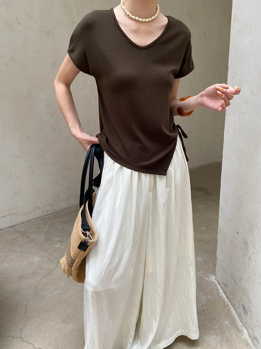 Sommerliches Damen-T-Shirt in unregelmäßiger Farbe mit unregelmäßigem Saum, Kordelzug, V-Ausschnitt und schlankmachendem Effekt, kurzärmelig. – Detail 3