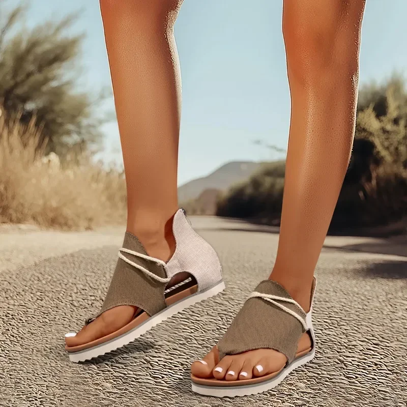 I sandali alla moda vendono bene in estate. Infradito alla moda di grandi dimensioni, scarpe da spiaggia da donna in tinta unita e scarpe da donna