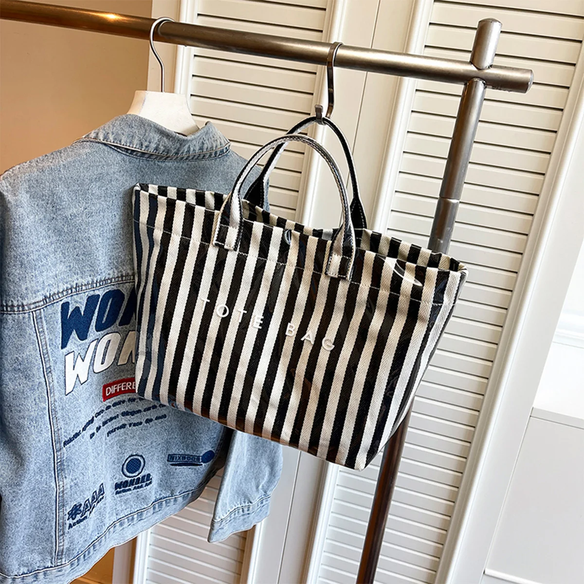 

Casual Clear PVC Tote Bag Stripe Letter Print Large Capacity Velcro Lightweight PU Water Resistant Hangbag for Commute Shopping