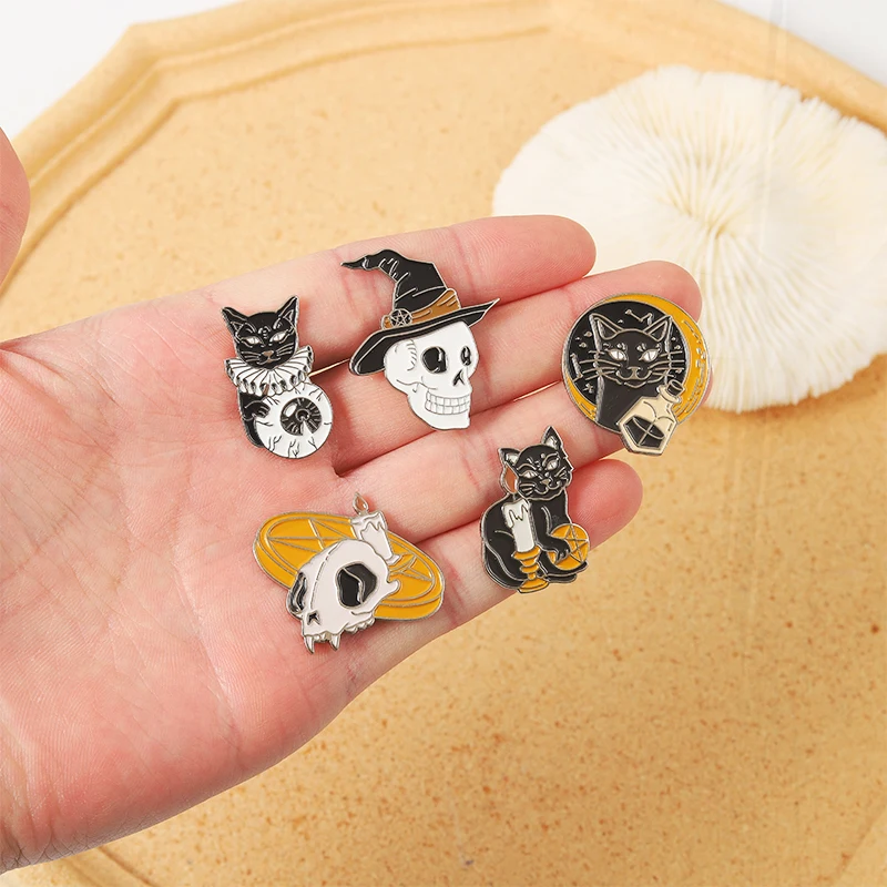 Oogkaars Dennen Revers Badges Donkere Punk Gothic Sieraden Cadeau Voor Vrienden Kat Duke Emaille Broche Custom Heks Skull Skelet