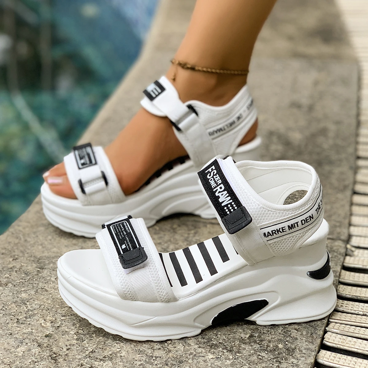 النساء صندل خشبي 2025 موضة جديدة حذاء مريح للنساء خفيفة عادية الفيلكرو صنادل أرضية الشاطئ Zapatos De Mujer