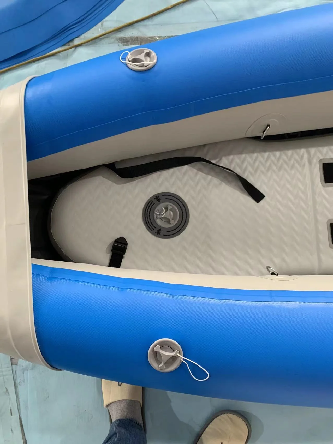 قوارب الكاياك القابلة للنفخ لمجداف ملحقات الصيد يتضمن قارب كاياك للرياضات المائية بشخصين