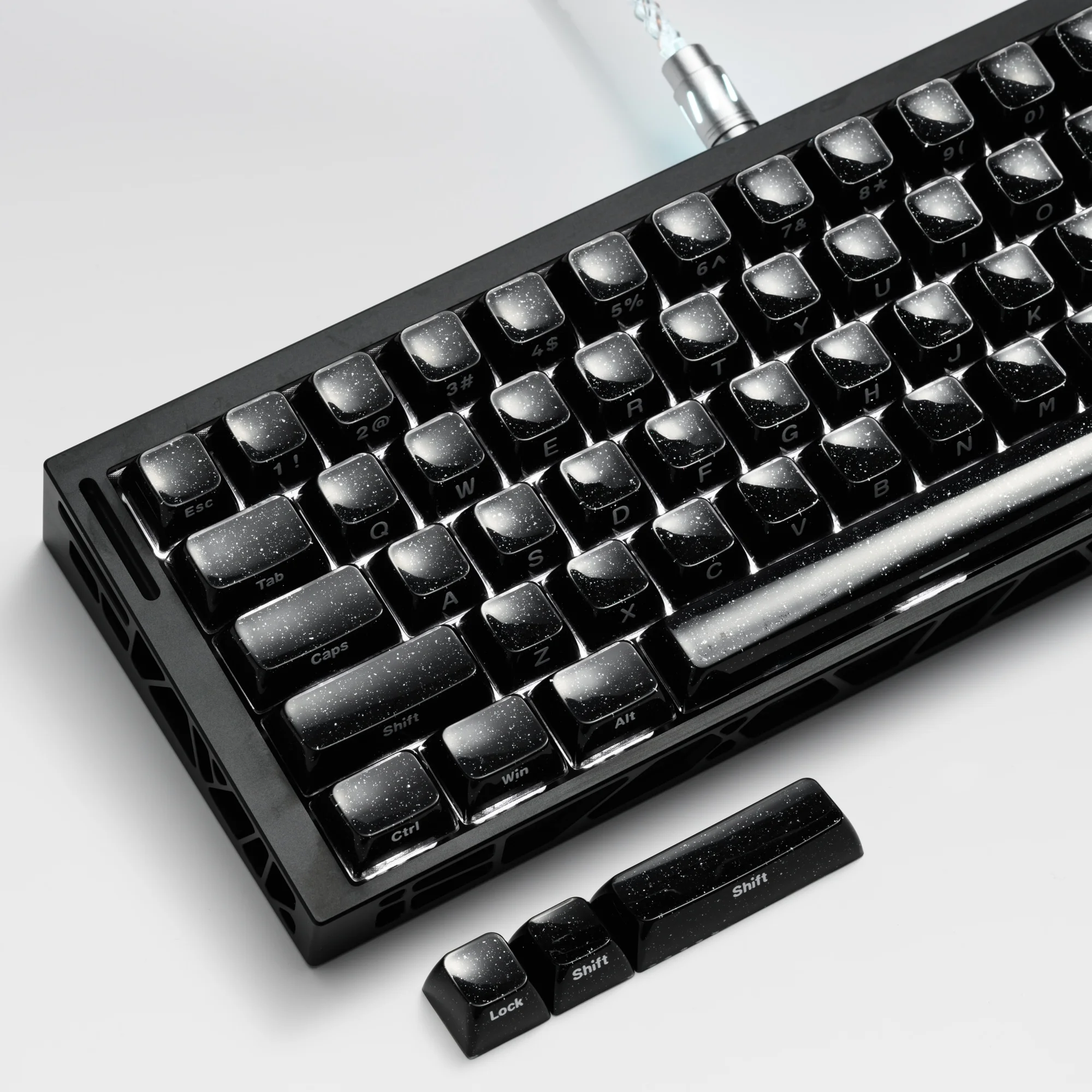 

Черные глянцевые кейкапы с блестками, звездные кейкапы OEM-профиля, с боковой печатью на ПК, двойное литье, глянцевые, набор из 136 клавиш