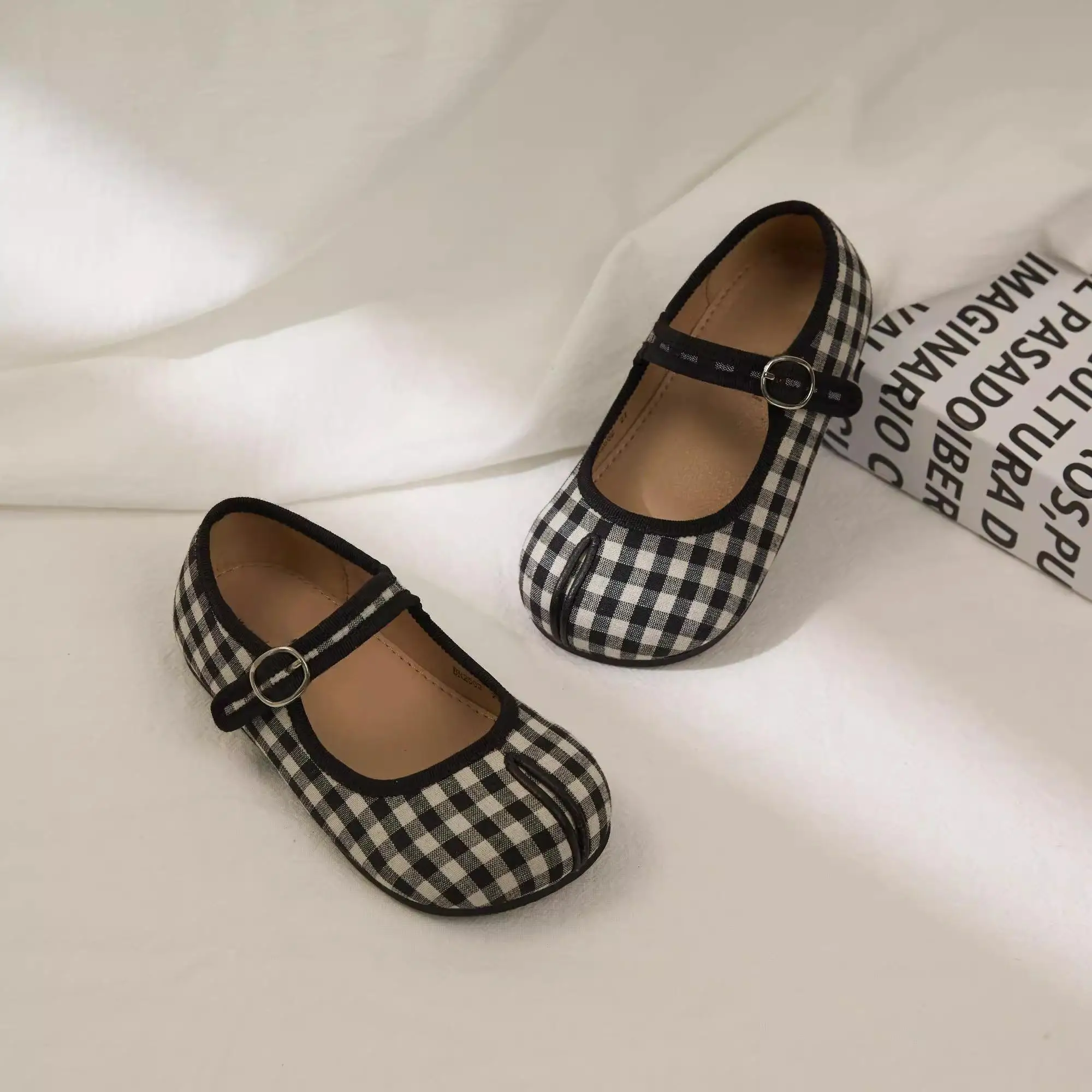 

Черные кожаные туфли в клетку для маленьких девочек, новинка 2023 года, осенние детские балетки на мягкой подошве, простые ретро школьные вечерние свадебные туфли