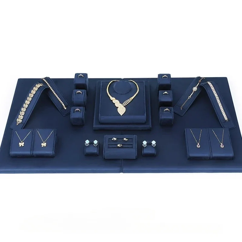 

Серый плюшевый кожаный ювелирный реквизит, ювелирные ожерелья, серьги, кольца, браслеты, реквизит для окон