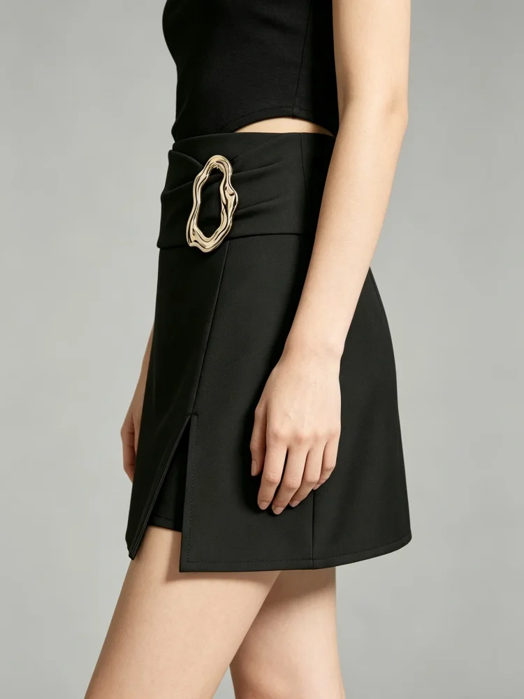 Damen-Minirock mit hoher Taille, Wickeldesign, asymmetrischer Schnitt, Metallschnalle, vorne mit Schlitz, kurzer schwarzer Rock, modisches Streetwear-Oberteil. – Detail 6